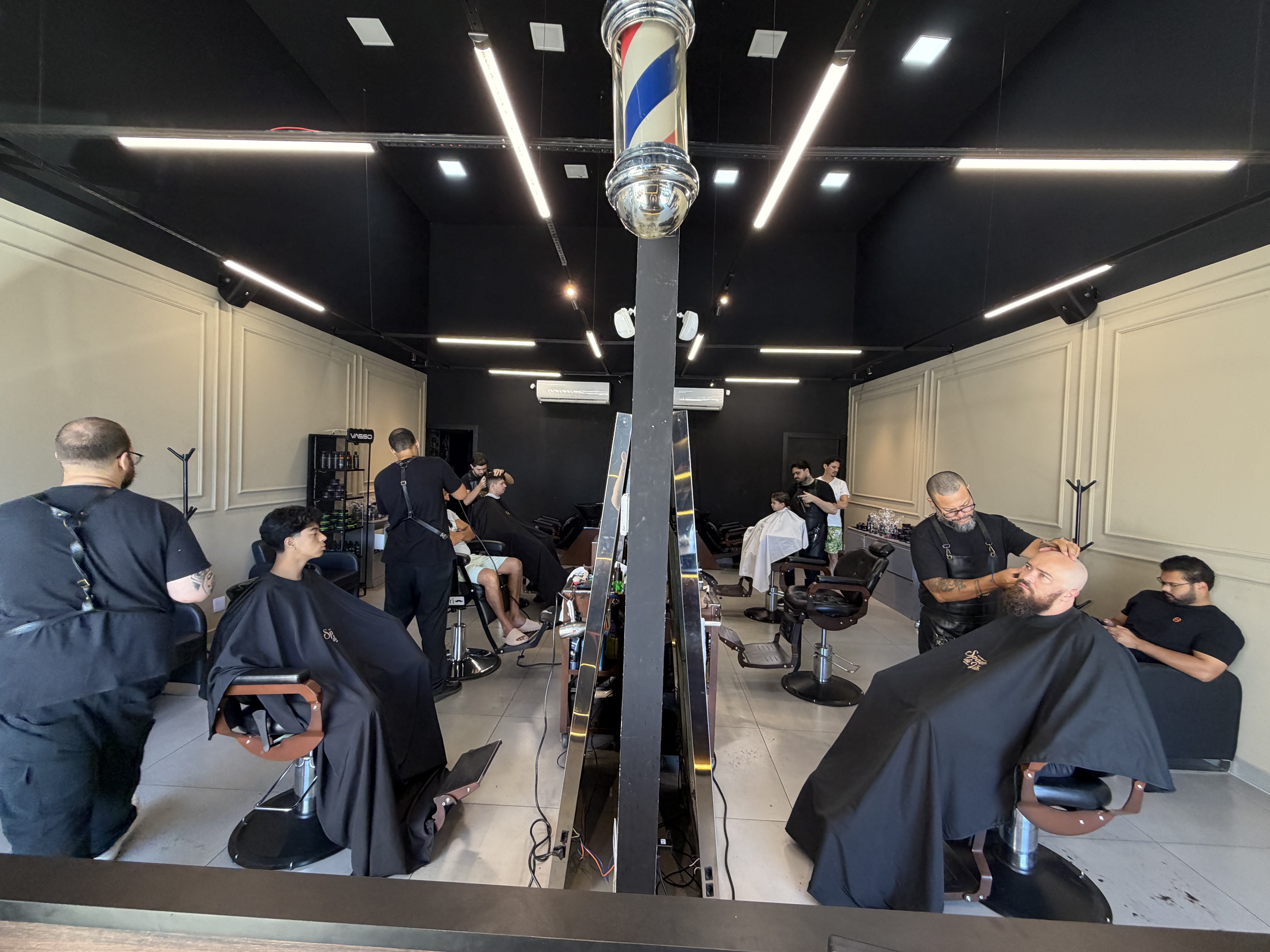 Equipe de barbeiros profissionais