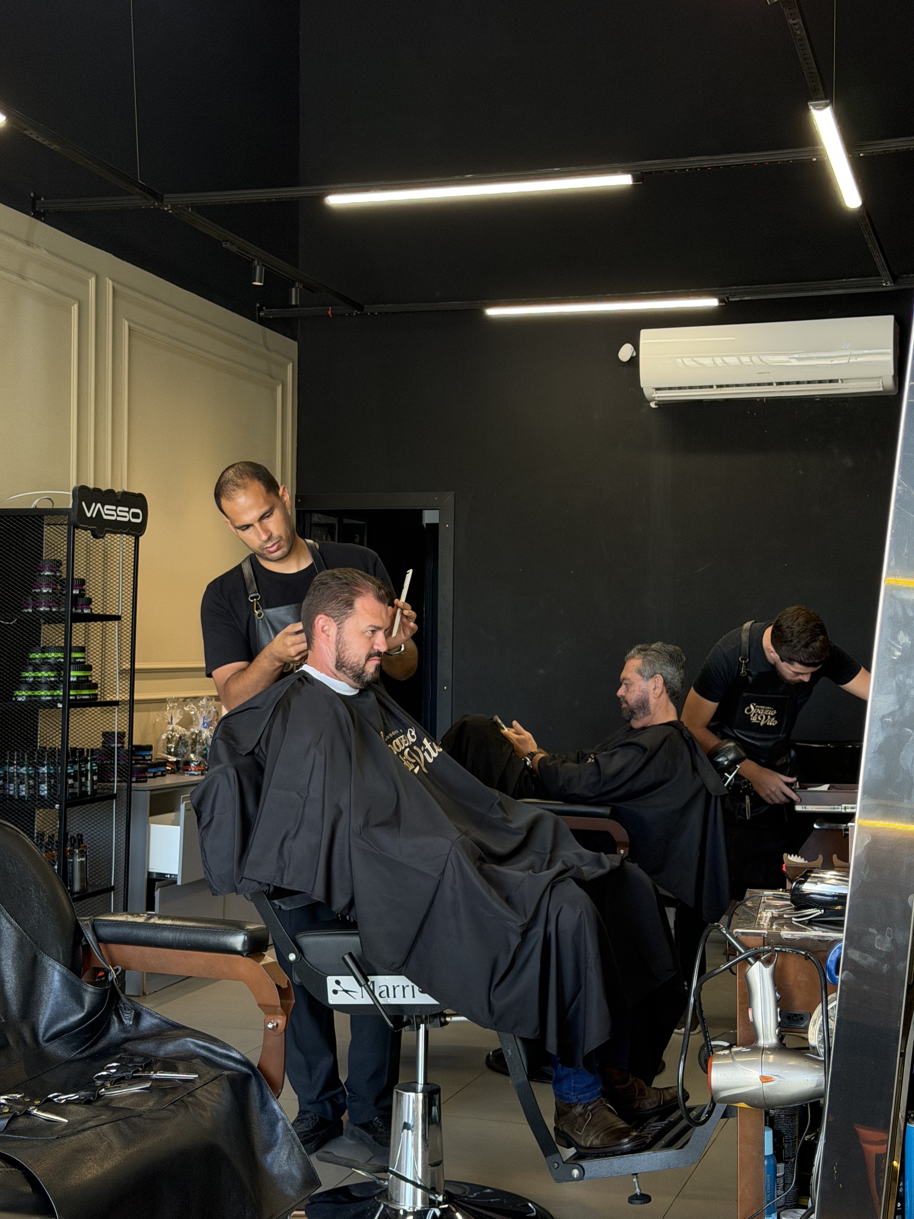 Barbeiro profissional em ação